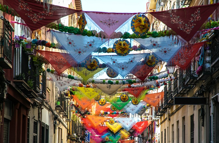 Calle decorada con mantones en distrito Centro (imagen de archivo)